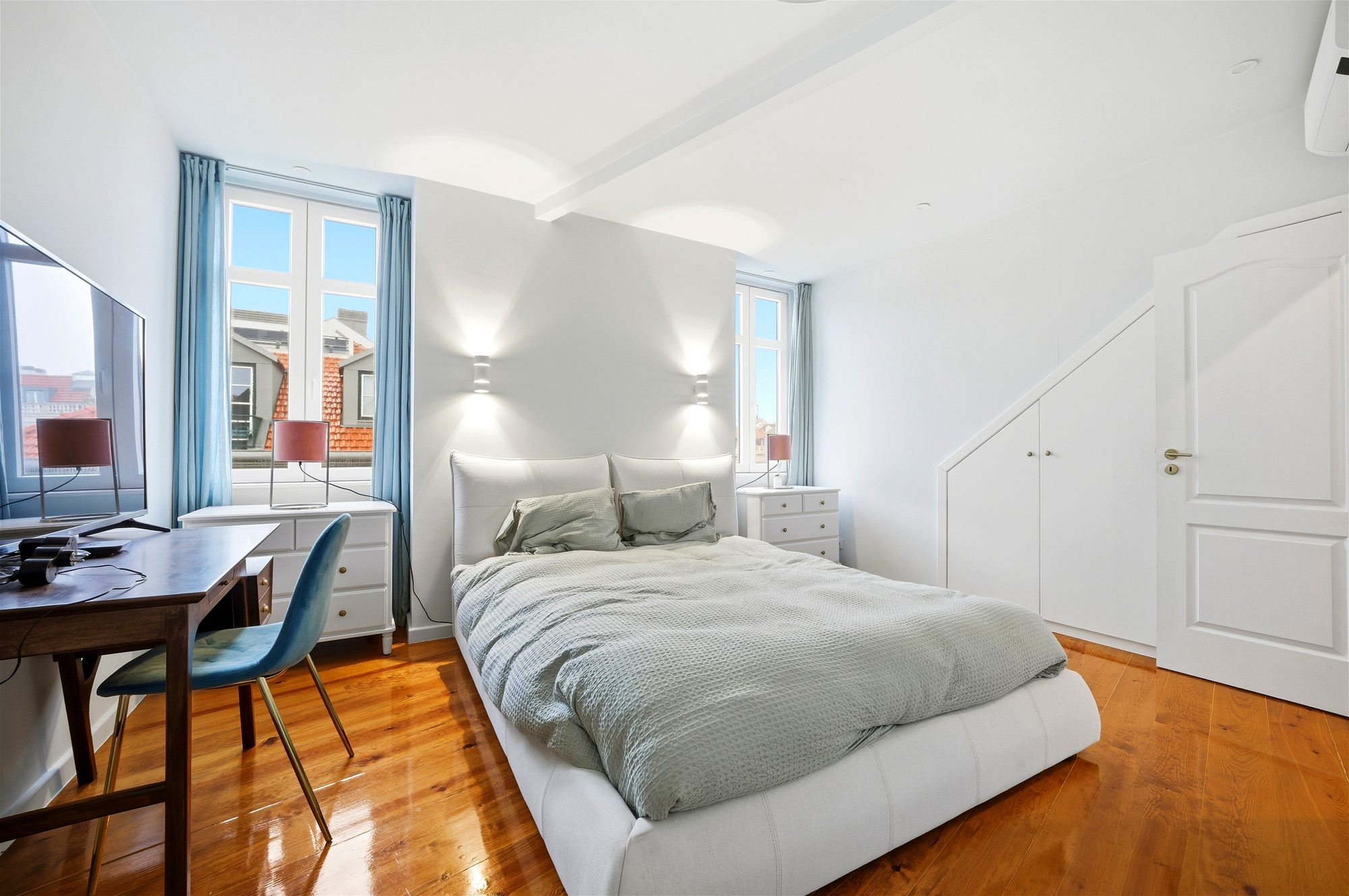 Quarto azul · secretária e estante