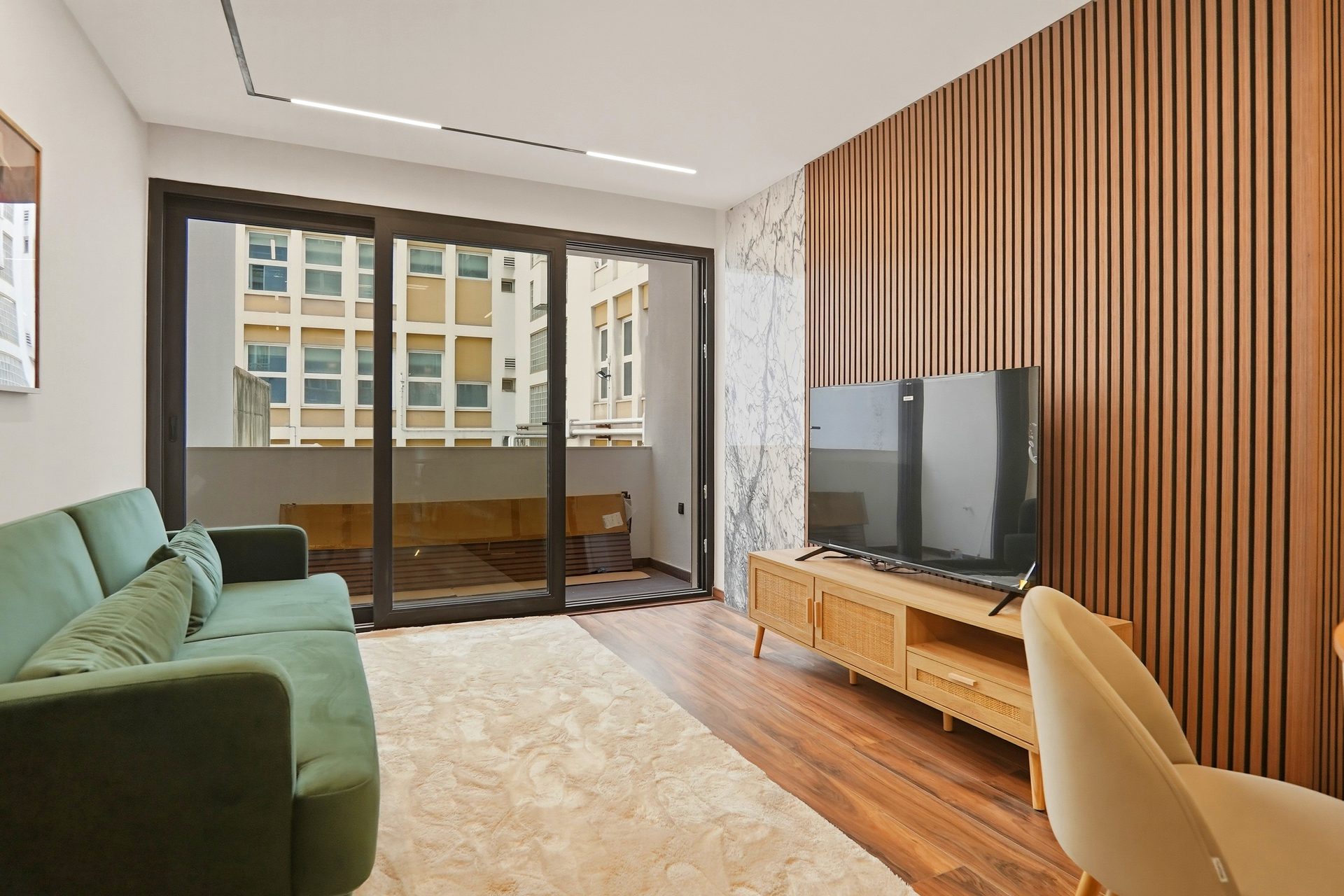 Apartamento moderno · sala com ripado de madeira