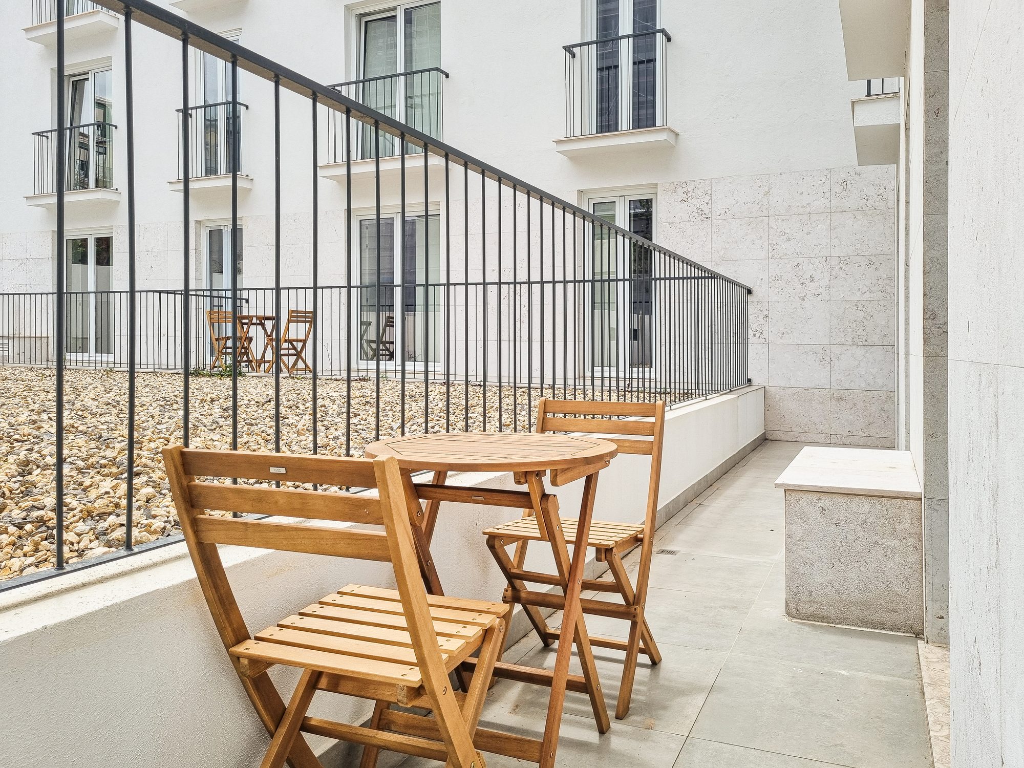 Quinta Santa Bárbara · varanda com mesa e cadeiras