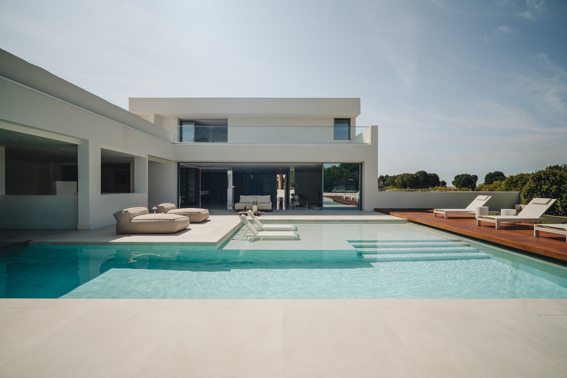 Villa SXXI · piscina infinita e fachada traseira