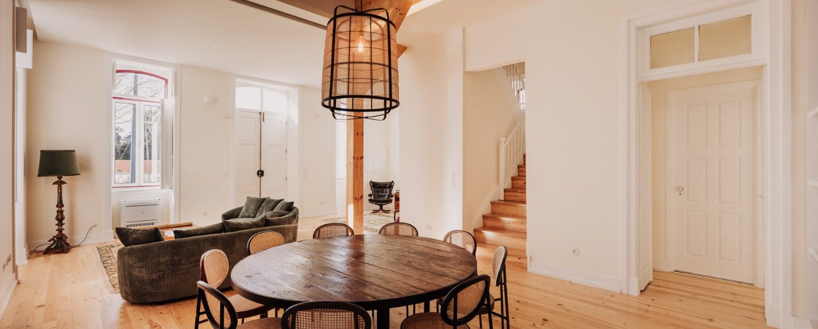 Casa rústica · sala de estar com escadas