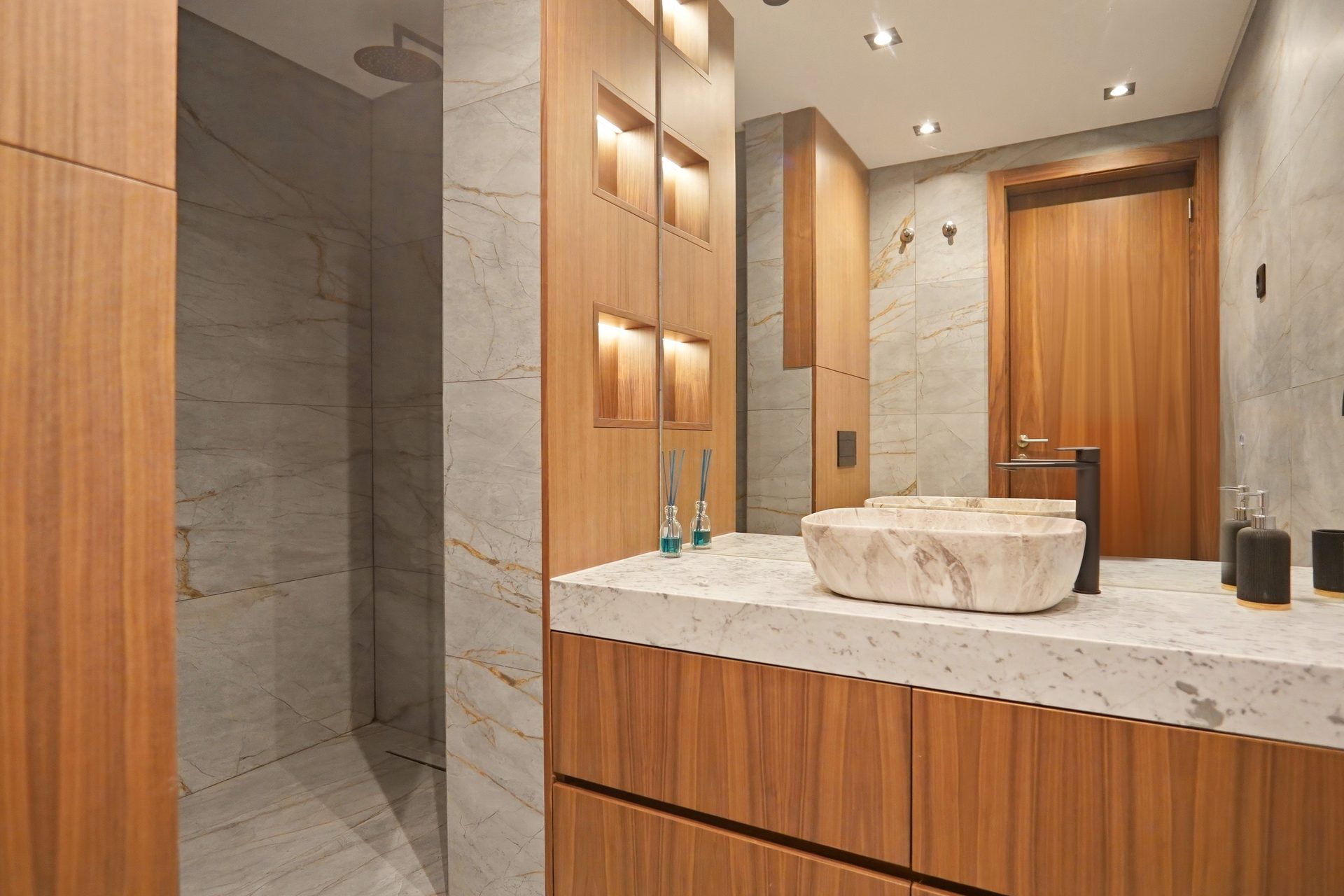 Apartamento moderno · casa de banho em mármore